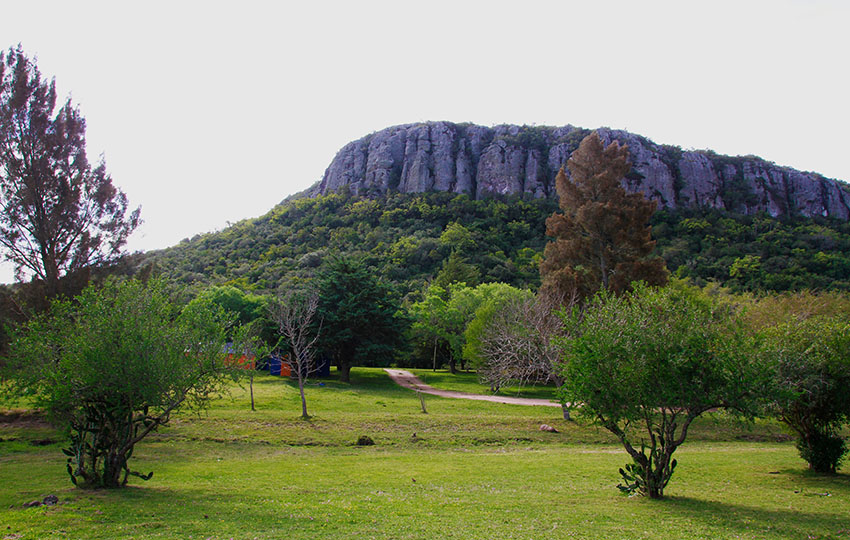 Laguna y Cerro de los Cuervos
